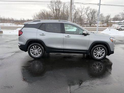 Used 2024 GMC Terrain SLT w/ Infotainment Package II image 2