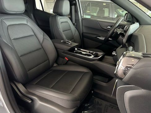New 2026 Chevrolet Equinox LT w/ Convenience Package II FWD image 17