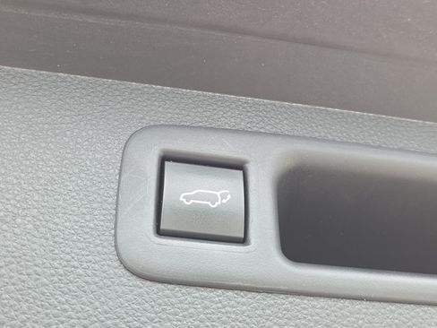 Used 2022 Toyota Highlander LE AWD/4WD image 19