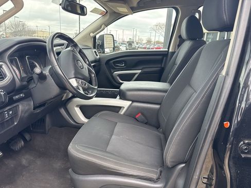 Used 2018 Nissan Titan SV w/ SV Convenience Package RWD image 9