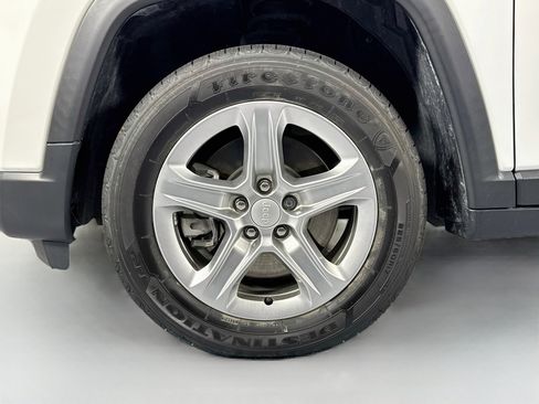 Used 2023 Jeep Compass Latitude AWD/4WD image 30