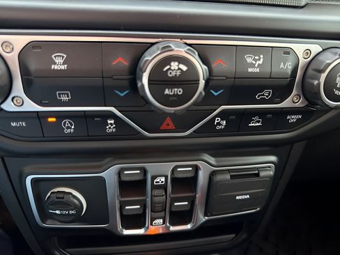 Used 2021 Jeep Wrangler Unlimited Sahara image 28