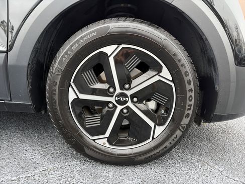Used 2023 Kia Niro LX image 12