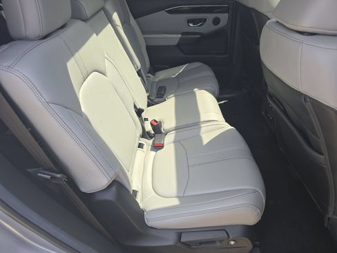 Used 2024 Honda Pilot Touring image 22