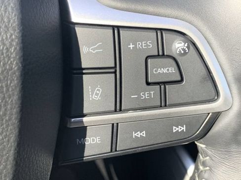 Used 2025 Toyota Highlander LE FWD image 28