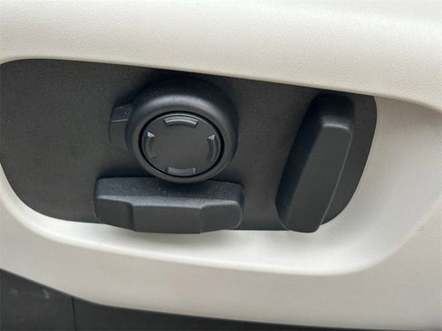 Used 2025 Land Rover Discovery S image 28