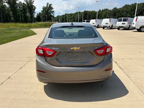 Used 2018 Chevrolet Cruze LT w/ Convenience Package FWD image 5
