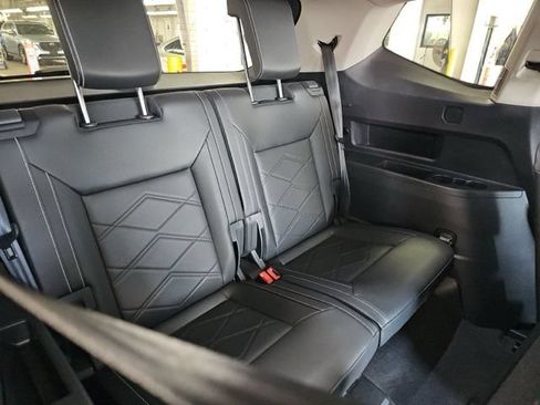 Used 2025 Volkswagen Atlas SE AWD/4WD image 14