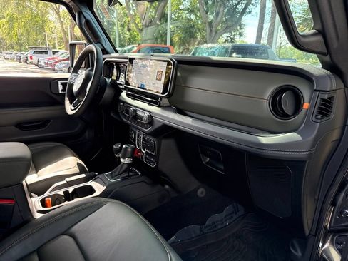 Used 2025 Jeep Gladiator Mojave w/ Convenience Group AWD/4WD image 46