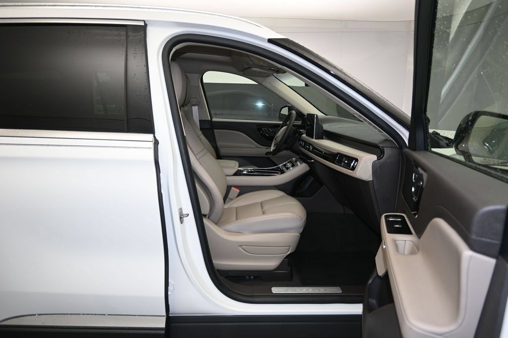 Used 2024 Lincoln Aviator 2WD w/ Premium Package image 28