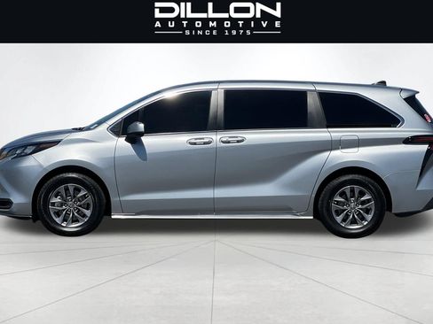 Used 2024 Toyota Sienna LE AWD/4WD image 7