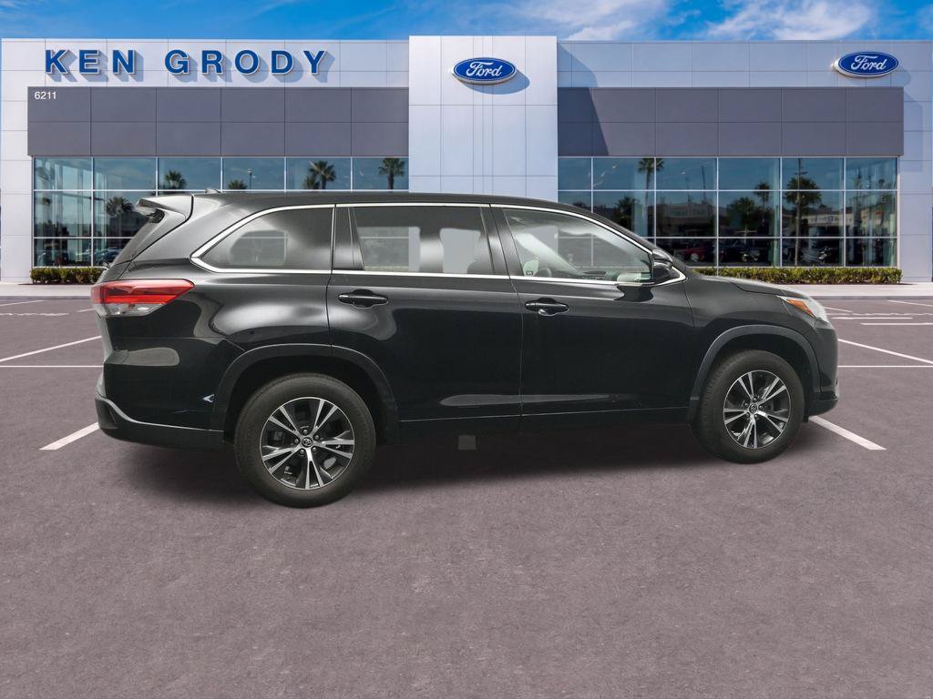 Used 2017 Toyota Highlander Plus w/ Carpet Mat Package FWD image 6