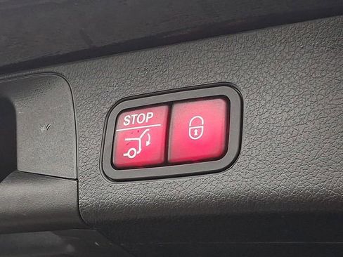 Used 2021 Mercedes-Benz GLB 250 4MATIC w/ Premium Package image 35