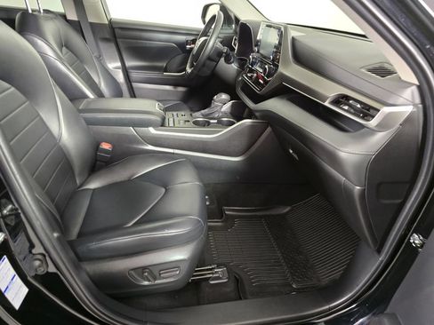 Used 2022 Toyota Highlander XLE AWD/4WD image 11