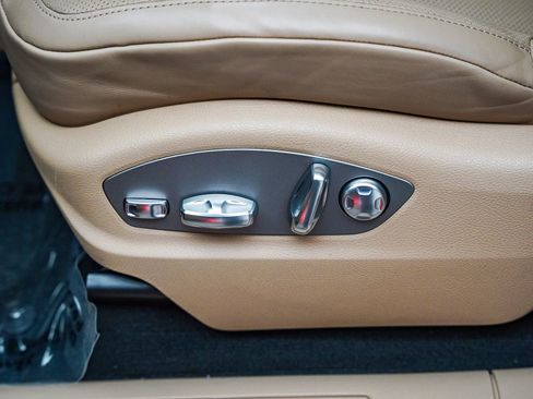 Certified 2025 Porsche Macan AWD/4WD image 25