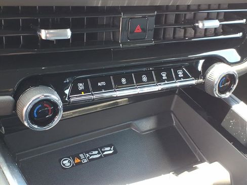 Used 2025 Chevrolet Suburban Z71 AWD/4WD image 31