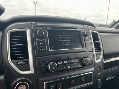 Used 2019 Nissan Titan SV w/ SV Convenience Package RWD image 10