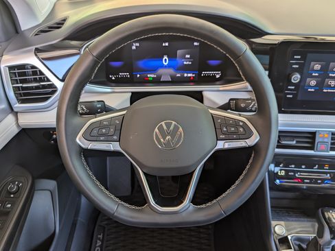 Used 2025 Volkswagen Taos SE w/ Panoramic Sunroof Package FWD image 24