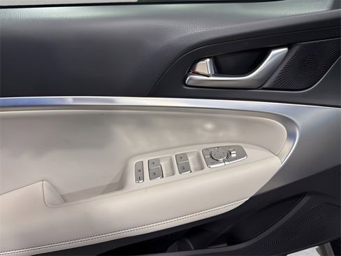 Used 2025 Genesis G70 2.5T image 9