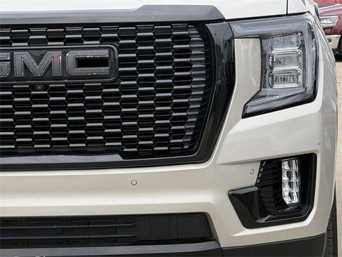 Used 2022 GMC Yukon SLT w/ SLT Premium Package image 8