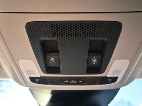 Used 2025 Honda Pilot Touring image 36