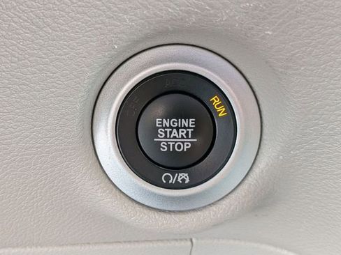 Used 2024 Chrysler Pacifica Touring-L FWD image 21