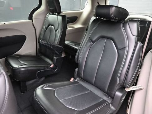 Used 2023 Chrysler Pacifica Touring-L FWD image 18