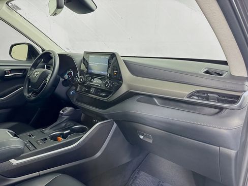 Used 2021 Toyota Highlander XLE image 32