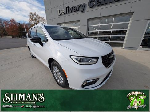 New 2026 Chrysler Pacifica Select image 1