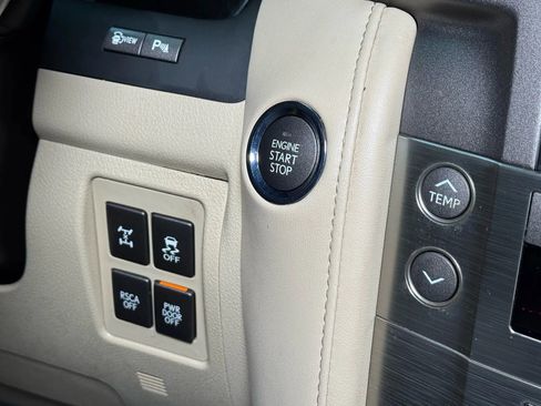 Used 2011 Lexus LX 570 4WD w/ Luxury Pkg image 43