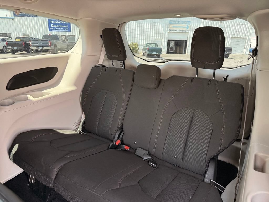Used 2017 Chrysler Pacifica Touring w/ Tire & Wheel Group FWD image 18