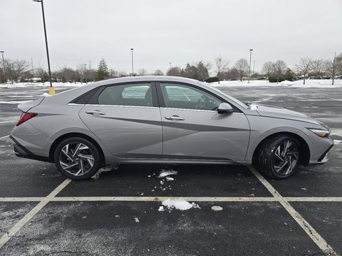 Used 2025 Hyundai Elantra SEL image 16