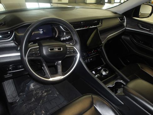 Used 2023 Jeep Grand Cherokee Limited AWD/4WD image 9