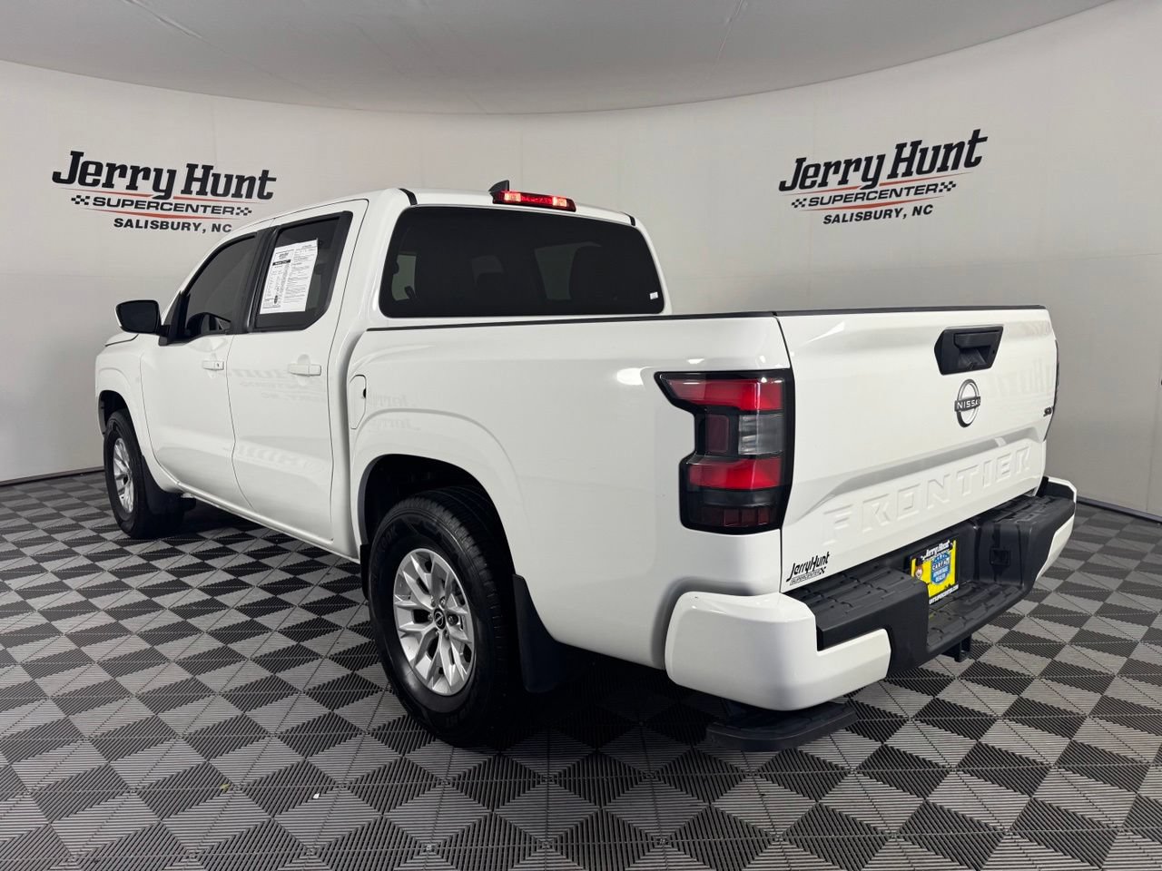 Used 2024 Nissan Frontier SV w/ Tow Package RWD image 8