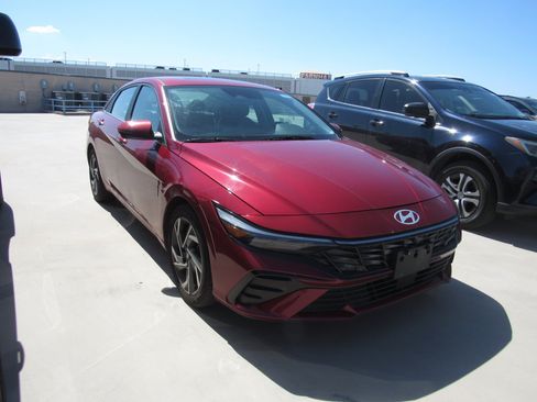 Used 2024 Hyundai Elantra Limited FWD image 2