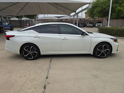 Certified 2023 Nissan Altima 2.5 SR w/ SR Premium Package FWD image 2