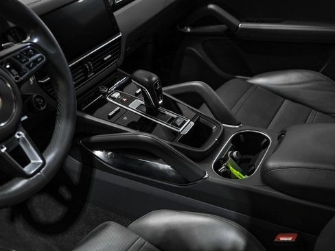 Used 2020 Porsche Cayenne Turbo image 21