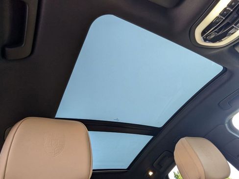 Used 2025 Porsche Macan image 27