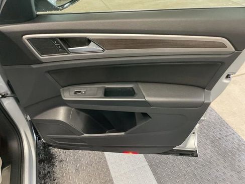 Used 2019 Volkswagen Atlas SEL R-Line AWD/4WD image 4