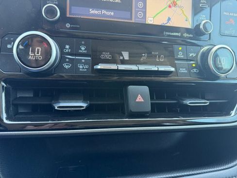 Used 2021 Toyota Highlander XLE AWD/4WD image 20