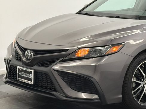 Used 2022 Toyota Camry SE FWD image 2