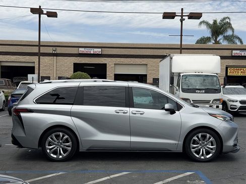 Used 2021 Toyota Sienna Platinum FWD image 7