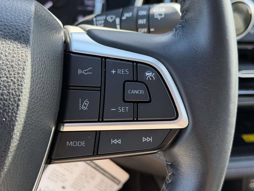 Used 2023 Toyota Highlander XSE AWD/4WD image 25