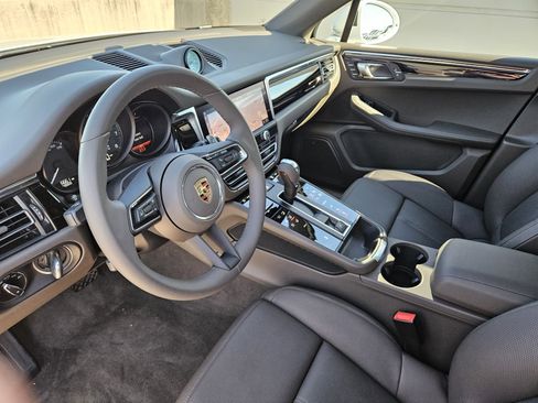 Certified 2025 Porsche Macan image 4
