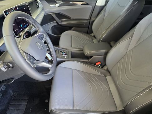 New 2025 Volkswagen Tiguan SE image 9