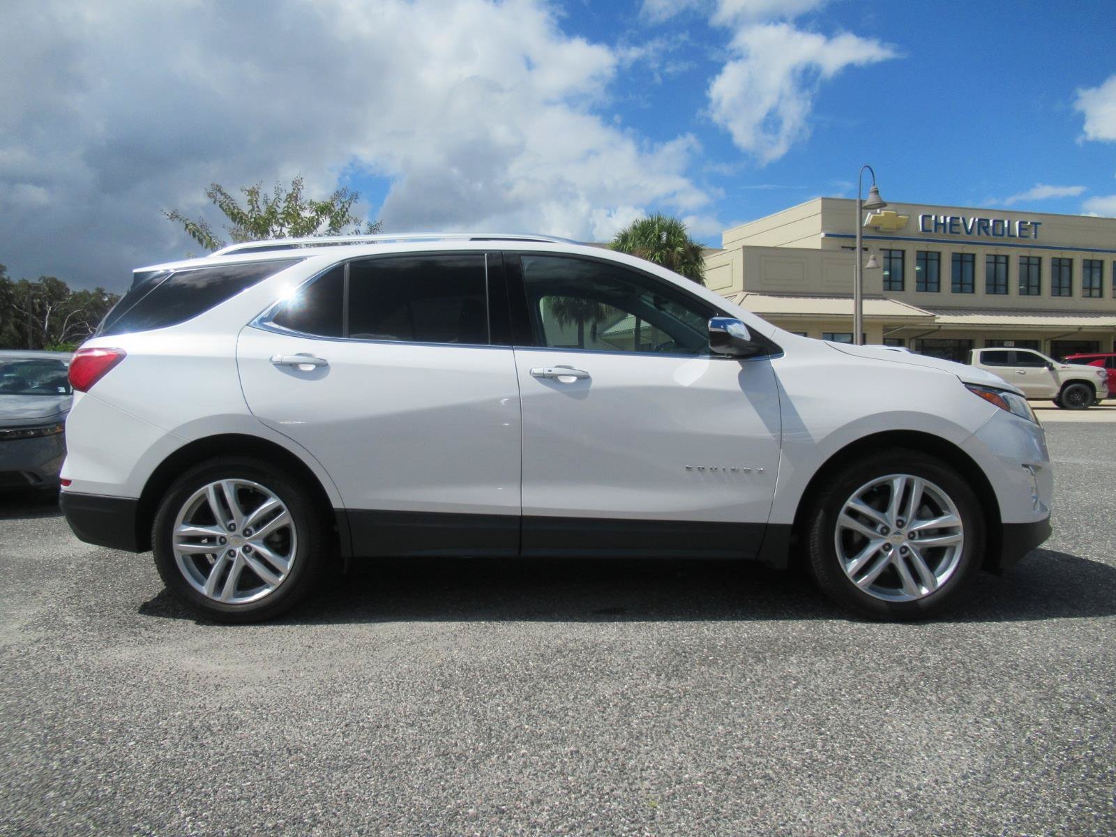 Used 2020 Chevrolet Equinox Premier FWD image 2