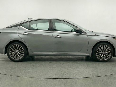 Used 2025 Nissan Altima 2.5 SV image 11
