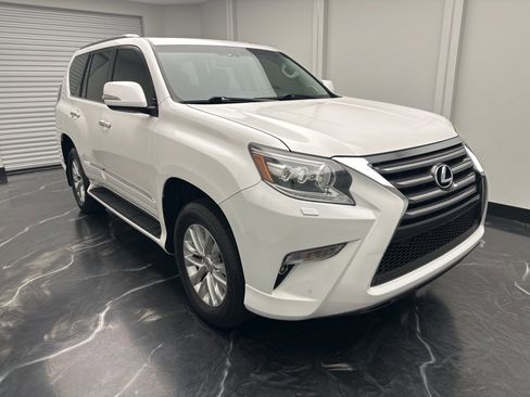 Used 2019 Lexus GX 460 image 2