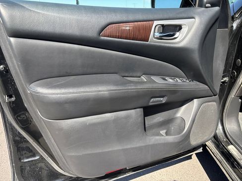 Used 2016 Nissan Pathfinder Platinum w/ Family Entertainment Package AWD/4WD image 5
