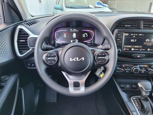 Used 2025 Kia Soul LX w/ LX Technology Package FWD image 18